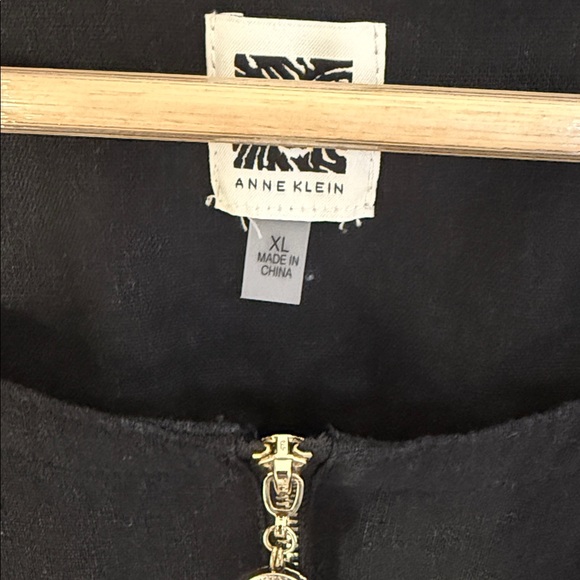 Anne Klein linen blend short sleeve front zip top - Picture 2 of 9